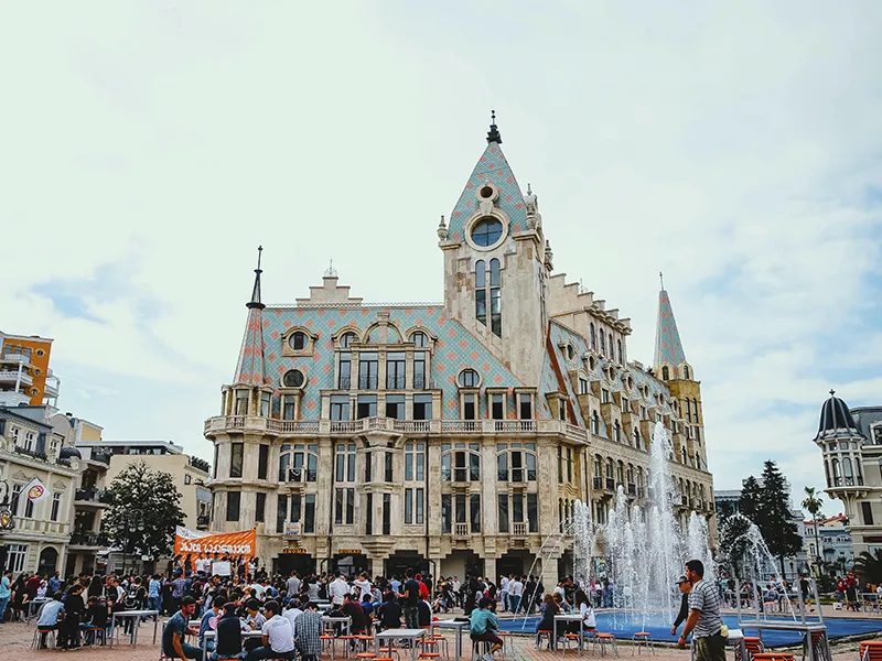 Batumi Altstadt Piazza mit historischen Gebäuden und Brunnen
