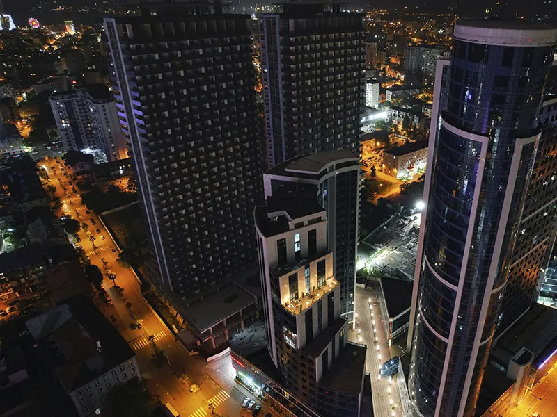 Moderne Hochhäuser in Batumi bei Nacht